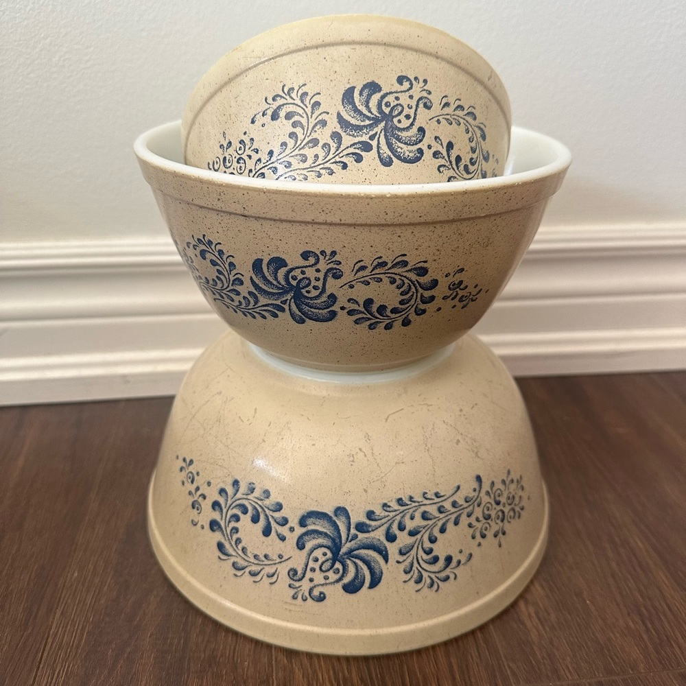 Pyrex Homestead mixing bowls - set of 3